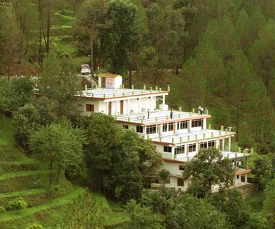 https://imgcld.yatra.com/ytimages/image/upload/t_hotel_yatra_city_desktop/v1430368310/Domestic Hotels/Hotels_Kausani/nature's valley resort/Overview.jpg